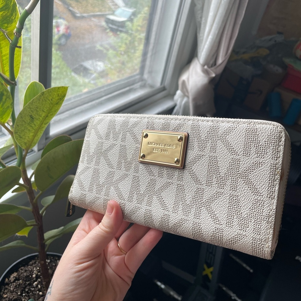 Michael Kors Jet Set Old Money Luxury Preppy Beige Continental Monogram Wallet